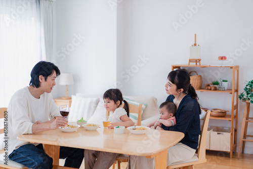 子どもたちと食卓を囲むファミリー