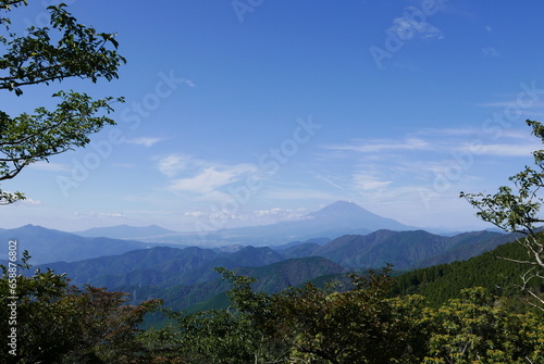 Mt. Tonodake is the highest peak along the Omote Ridge  that runs between Mt. Oyama and Nabewari Ridge . It has easy access  being about 80 minutes to Shibusawa Station from both Shinjuku and Tokyo.