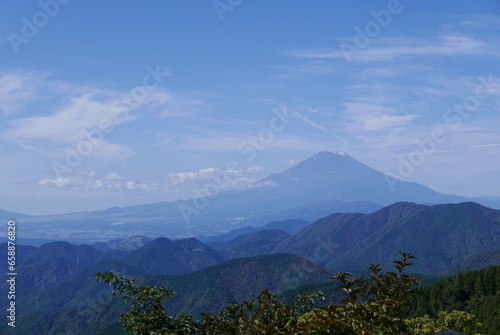 Mt. Tonodake is the highest peak along the Omote Ridge  that runs between Mt. Oyama and Nabewari Ridge . It has easy access, being about 80 minutes to Shibusawa Station from both Shinjuku and Tokyo. photo