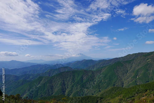 Mt. Tonodake is the highest peak along the Omote Ridge that runs between Mt. Oyama and Nabewari Ridge . It has easy access, being about 80 minutes to Shibusawa Station from both Shinjuku and Tokyo.
