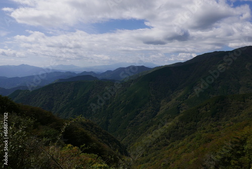 Mt. Tonodake is the highest peak along the Omote Ridge that runs between Mt. Oyama and Nabewari Ridge . It has easy access, being about 80 minutes to Shibusawa Station from both Shinjuku and Tokyo.