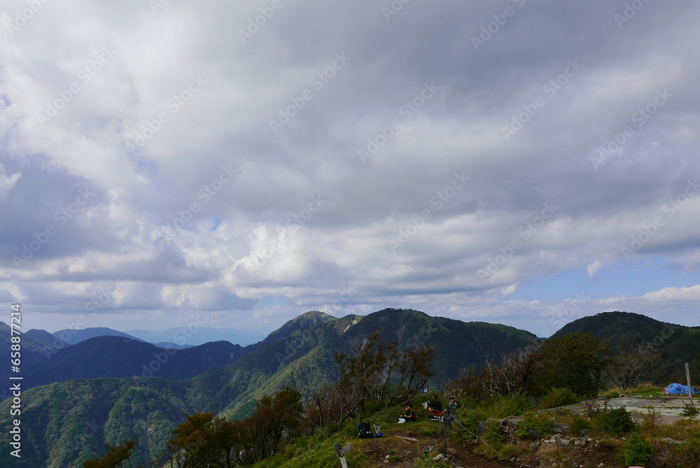 Mt. Tonodake is the highest peak along the Omote Ridge  that runs between Mt. Oyama and Nabewari Ridge . It has easy access, being about 80 minutes to Shibusawa Station from both Shinjuku and Tokyo.