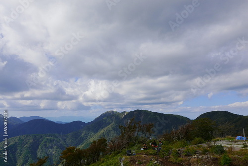 Mt. Tonodake is the highest peak along the Omote Ridge that runs between Mt. Oyama and Nabewari Ridge . It has easy access, being about 80 minutes to Shibusawa Station from both Shinjuku and Tokyo.