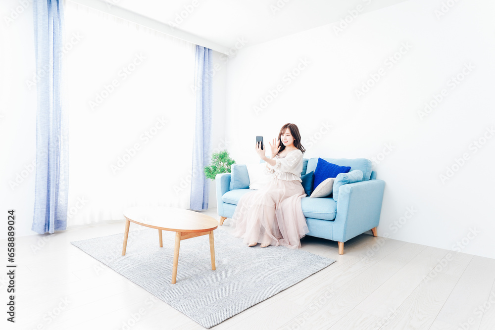スマートフォンでライブ配信をする若い女性 スマートフォンでライブ配信をする若い女性