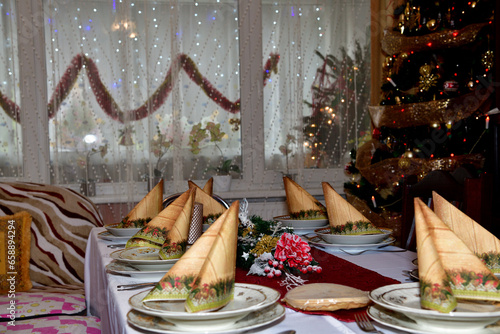 Obraz na płótnie Festively set Christmas table in the home for Christmas dinner in the evening w salonie