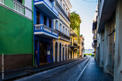 Fototapeta Naklejka Na Ścianę i Meble -  Colorful buildings in historic center of San Juan, Puerto Rico.