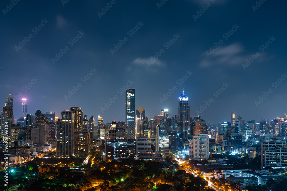 Obraz premium Night Bangkok city skyline with skyscrapers