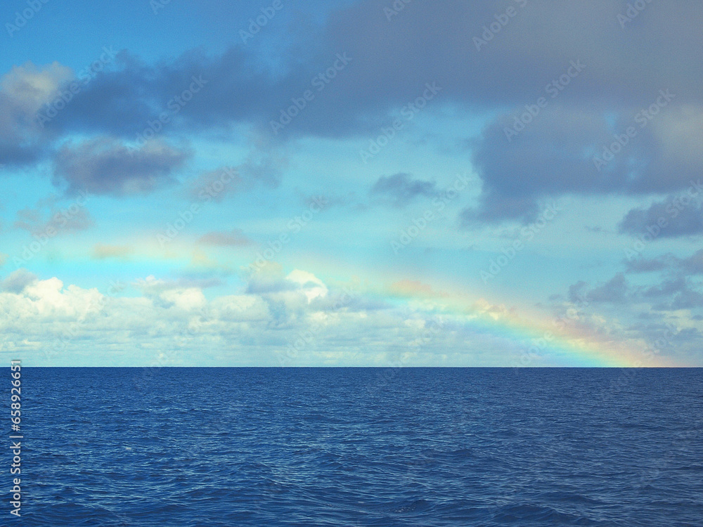 グアムのビーチにかかる虹
