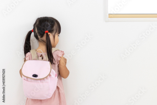 リュックサックを背負っている女の子の後ろ姿（3歳、日本人）