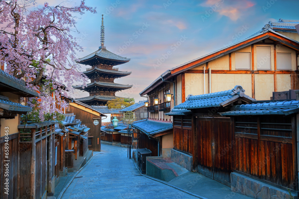Naklejka premium Kyoto, Japan - March 30 2023: The Yasaka Pagoda known as Tower of Yasaka or Yasaka-no-to. The 5-story pagoda is the last remaining structure of Hokan-ji Temple which is built in the 6th-century