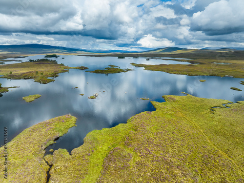 Luftbild auf die Inseln und dem umliegenden Torfsumpf von Loch Bà, ein Süßwassersee im Rannoch Moor