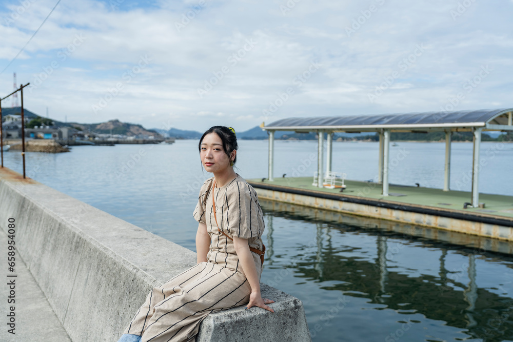 島を旅する女性