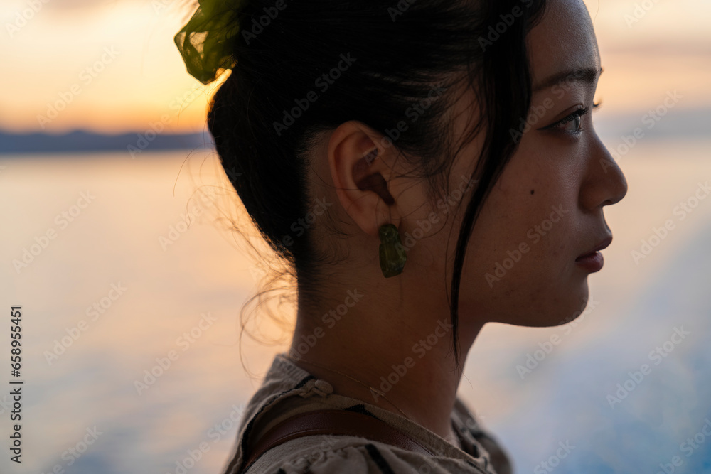 島を旅する女性 島を旅する女性