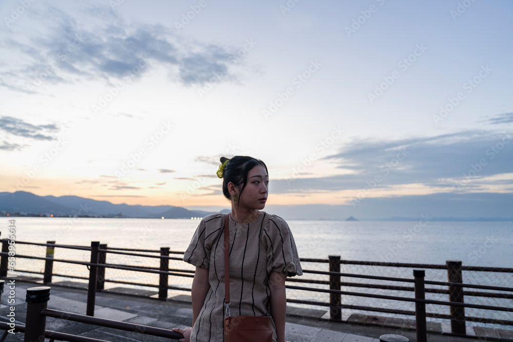 夕暮れの海にいる女性 夕暮れの海にいる女性