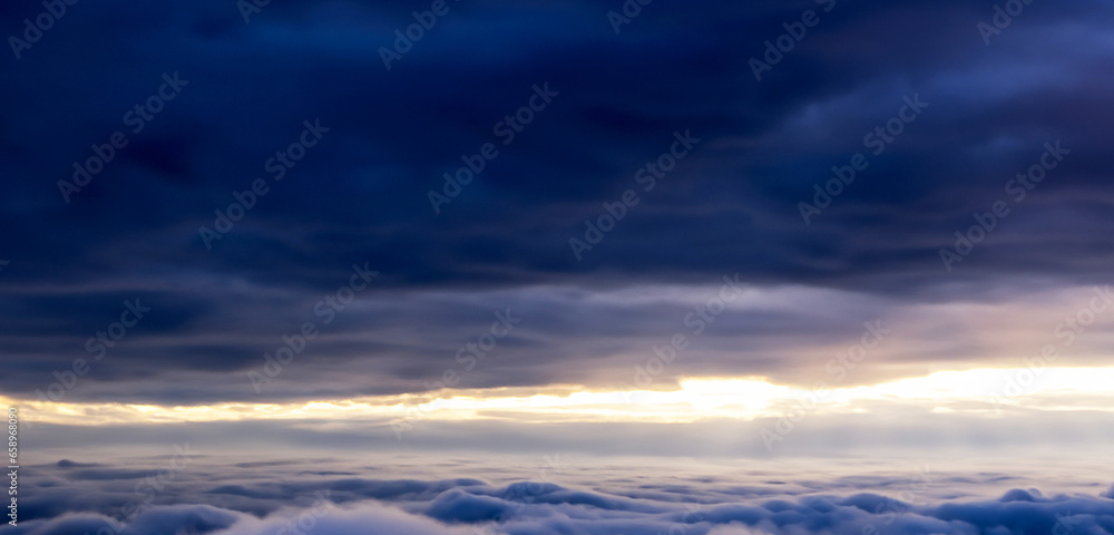 Obraz premium Sky Atmosphere Stratosphere Clouds in the sky Troposphere Mesosphere Ionosphere Exosphere Level of height above airplanes