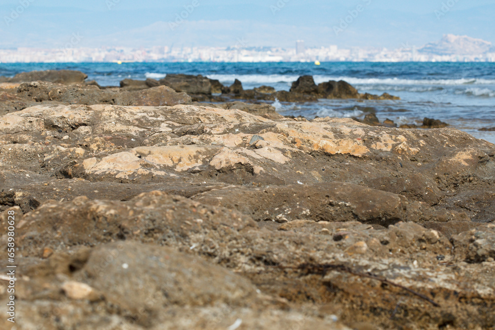 Φωτογραφία Playa de piedra en los Arenales del Sol con fondo desenfocado del mar mediterran