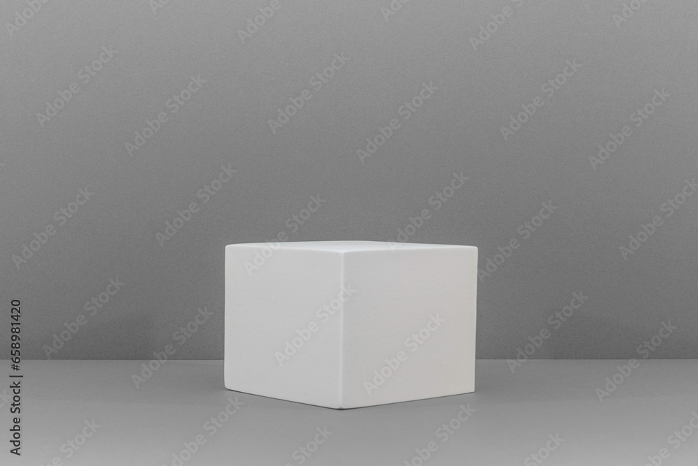 Arrière plan gris avec présentoir pour des produits avec un rendu 3 D. Plate-forme vide avec podium pour cosmétique, bijoux, maquette ou autres objets. Arrière plan gris avec présentoir pour des produits avec un rendu 3 D. Plate-forme vide avec podium pour cosmétique, bijoux, maquette ou autres objets.