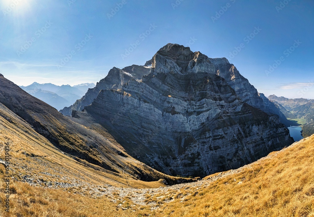 Autumn hike to the Vorder Glärnisch in the canton of Glarus. Below is