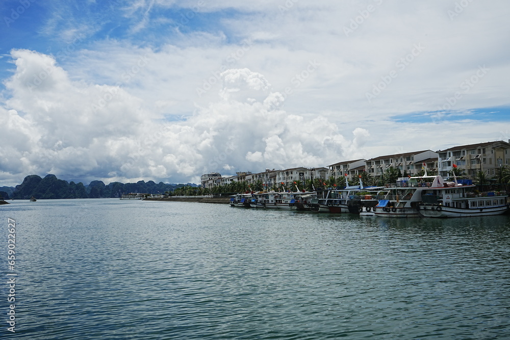  Ha Long Bay in Hanoi, Vietnam - ベトナム ハノイ ハロン湾