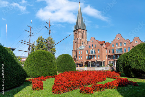 Stadt Papenburg an der Ems, Emsland, Niedersachsen, St.Antoniuskirche und Museumsschiff Friedrike von Papenburg photo