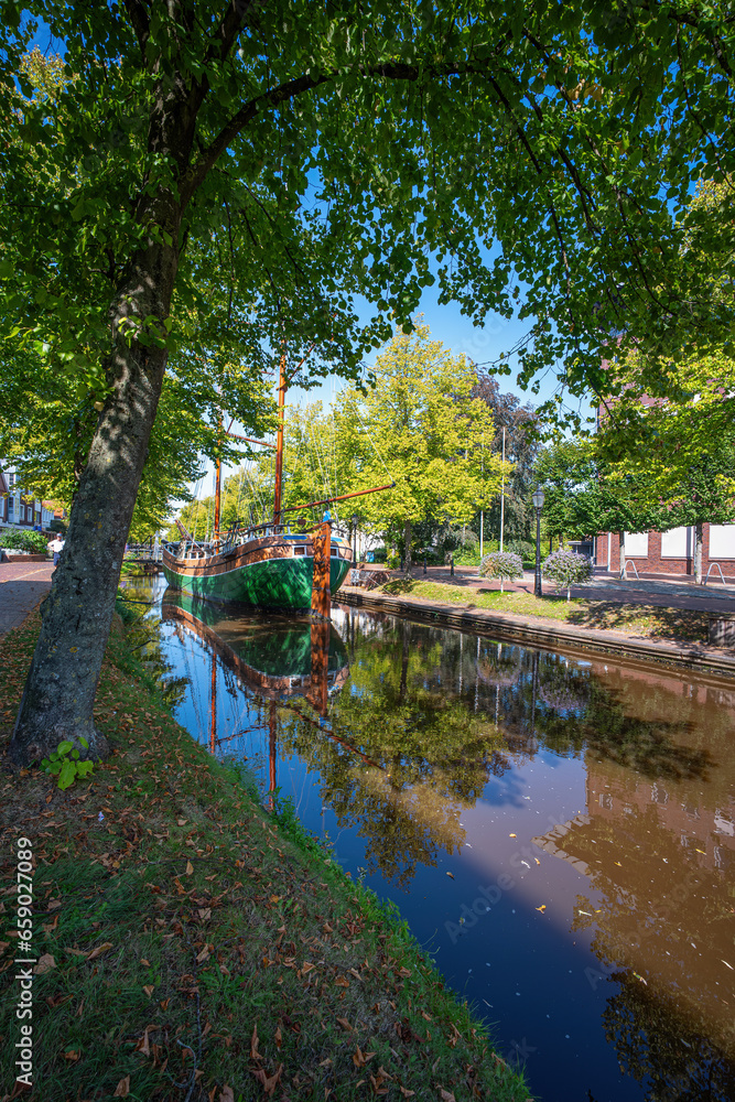 Obraz premium Stadt Papenburg im Emsland, Fussgängerzone am Kanal, Innenstadt