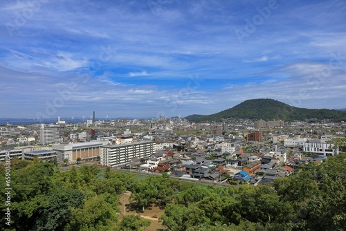 丸亀城から見た宇多津市街地と青ノ山