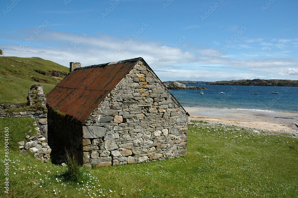 Obraz premium cabane de pêcheurs en pierre; mer; Talmine; Ecosse; Grande Bretagne