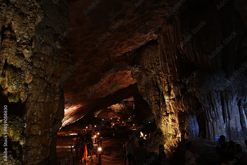 Sung Sot Cave or Surprise Cave in Ha Long Bay, Vietnam - ベトナム ハロン湾 スンソット洞窟
