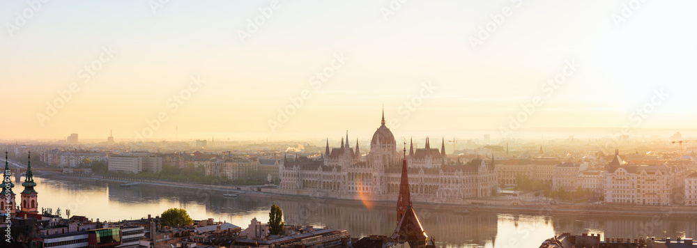 Naklejka premium Sunrise view of Budapest Parliament
