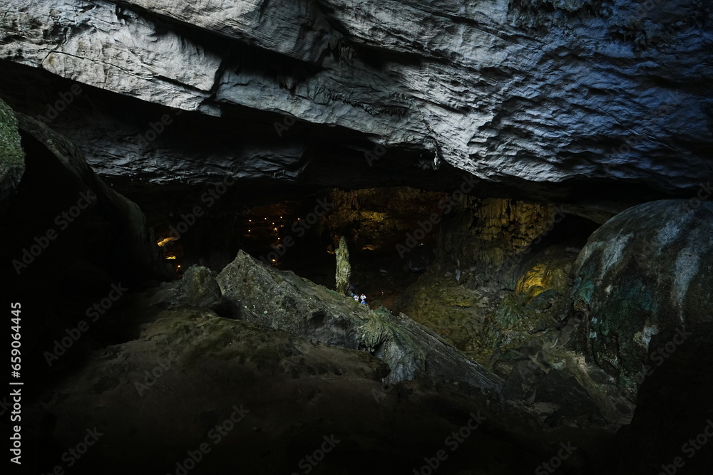 Sung Sot Cave or Surprise Cave in Ha Long Bay, Vietnam - ベトナム ハロン湾 スンソット洞窟 Sung Sot Cave or Surprise Cave in Ha Long Bay, Vietnam - ベトナム ハロン湾 スンソット洞窟