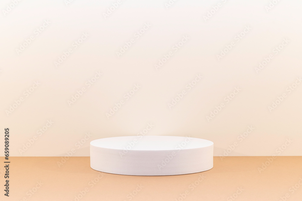 Arrière-plan beige et blanc avec présentoir pour des produits avec un rendu 3 D. Plate-forme vide avec podium pour cosmétique, bijoux, maquette ou autres objets. Arrière-plan beige et blanc avec présentoir pour des produits avec un rendu 3 D. Plate-forme vide avec podium pour cosmétique, bijoux, maquette ou autres objets.