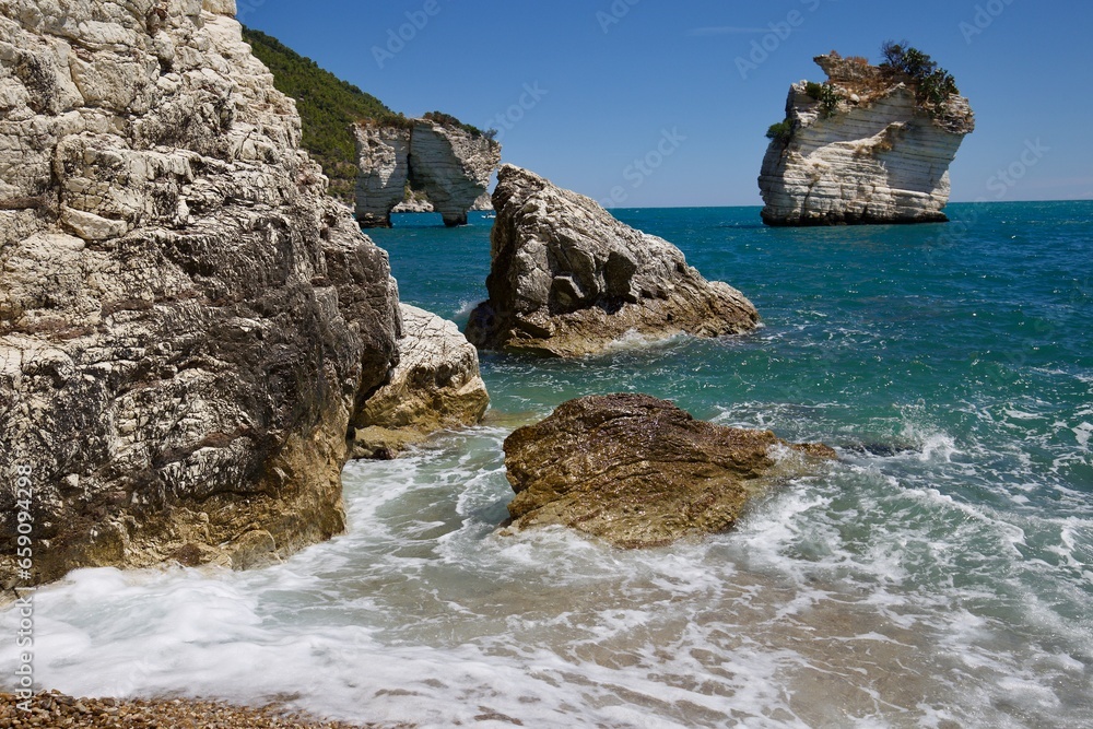 Naklejka premium Costa Gargano, Puglia, baia, falesie e faraglioni