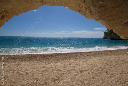 Falesie, vista mare sul Gargano, spiaggia deserta © giovanniluca