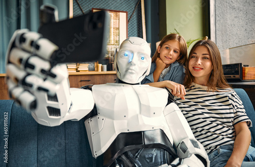 Bild auf Leinwand Robot with family at home