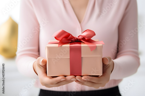 Geschenk box geburtstag weihnachten schleife hand, feier dekoration valentin jahrestag überraschen © FJM