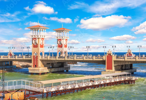 Obraz na płótnie Stanley Bridge on the beach of Alexandria, popular place of visit in Egypt w salonie