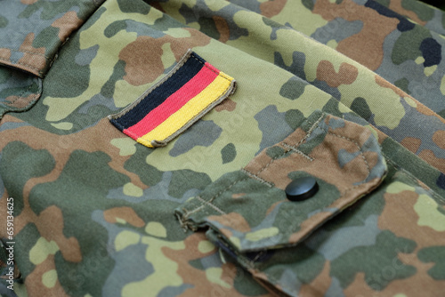Uniform-Details Bundeswehr Flecktarn mit deutscher Nationalflagge schwarz-rot-gold photo