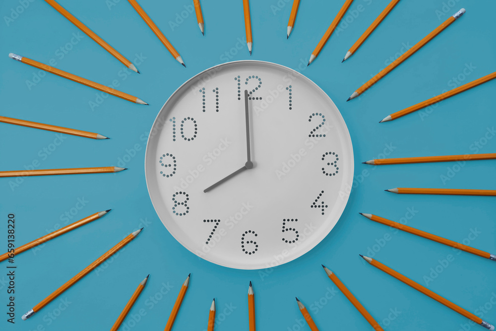 Business time. 8 o'clock. Clock and pencils in the form of sun rays on ...
