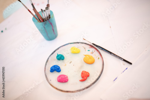 Malpalette mit Pinsel