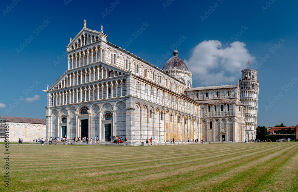Campo dei Miracoli, Pisa, Toscana, Italia.: il Duomo e la famosa Torre del Campanile, meglio conosciuta come la 