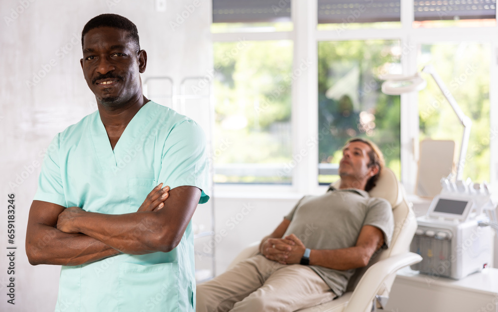 Obraz premium Doctor diligently records and provides recommendations for procedures near cosmetic chair.