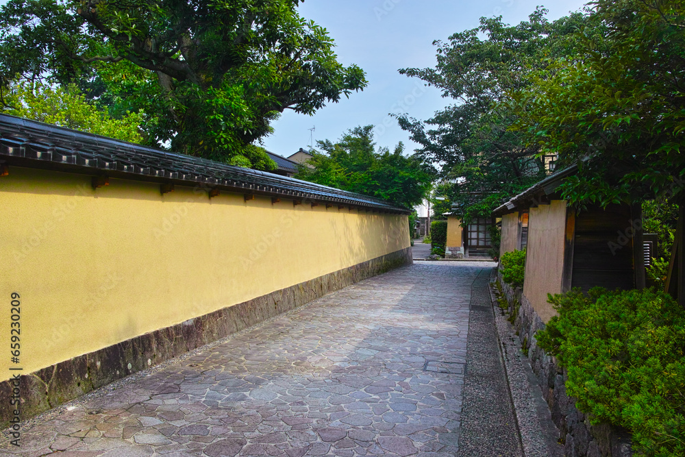 初夏の金沢市の長町武家屋敷跡、長い土壁と石畳がある武家屋敷の景観
