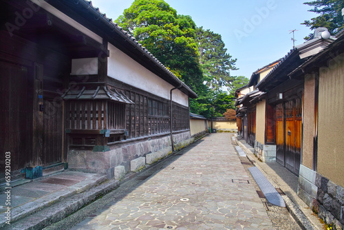初夏の金沢市、朝日を受けた長町武家屋敷の門構えのある景観 