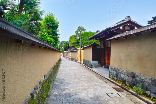 初夏の金沢市の長町武家屋敷跡、土壁のある武家屋敷が連なる景観
