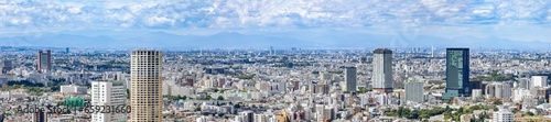 青空と雲と東京のビル群