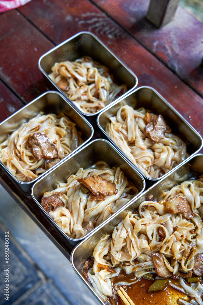 Delicious sweet and sour barbecued pork noodles Delicious sweet and sour barbecued pork noodles