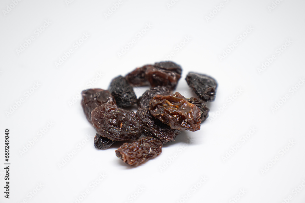 Obraz premium dried raisins on isolated background