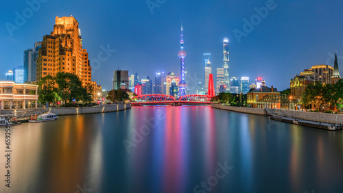 Fototapeta Naklejka Na Ścianę i Meble -  View of Shanghai's skyline panoramic cityscape at night