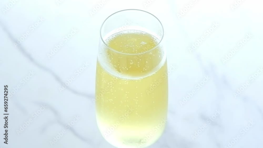 グラスに注がれたよく冷えたシャンパン(スパークリングワイン)
グラスに注がれたよく冷えたシャンパン(スパークリングワイン)