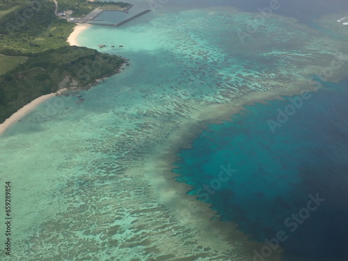 飛行機から見た宮古島のサンゴ礁